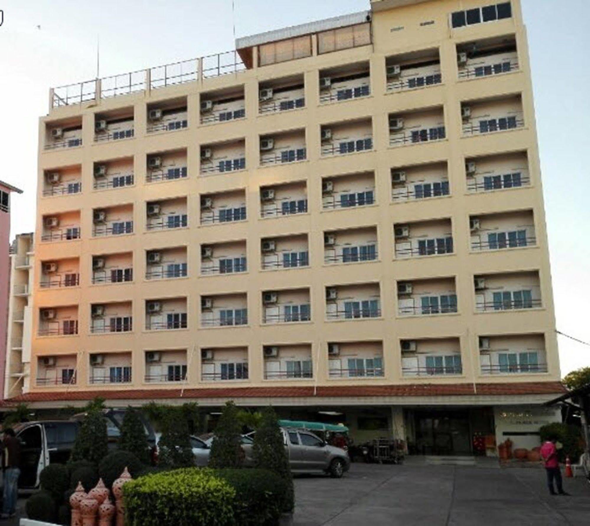 P.A. Place Hotel Nakhon Sawan Esterno foto
